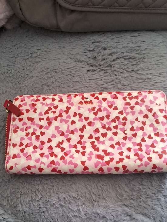 kate spade Handbags - Kate spade Pink and Red Heart Print Zip Wallet,Excellent Condition🎉🎉🎉🎉🎉